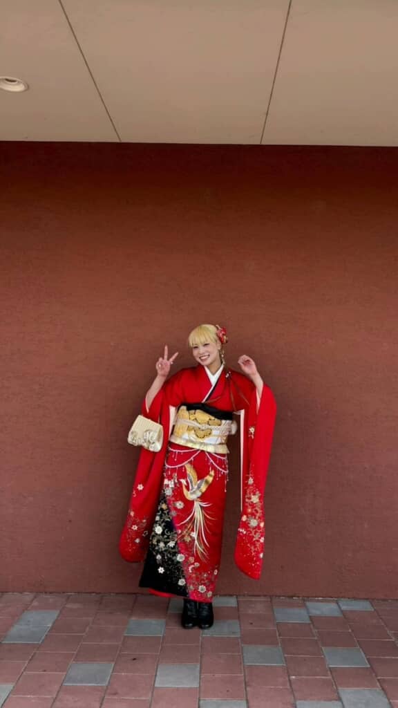 明るい金髪と赤い振り袖が似合っています