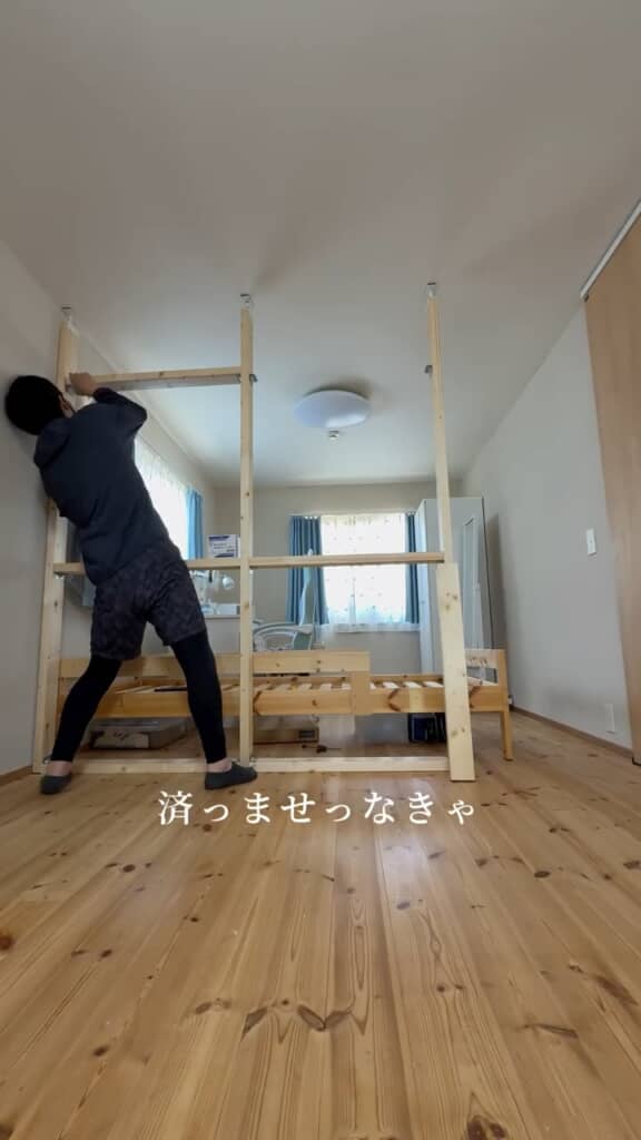 急いで組み立てるえいじさん