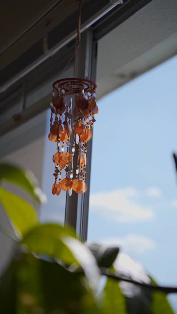 風に揺れる窓辺の飾り