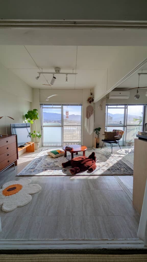 白を基調に整えられたやさしい雰囲気の部屋