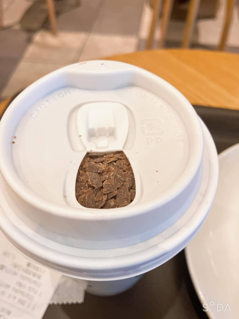 飲み口を開けてみたらシェイブカカオがびっしり。飲み物とは……