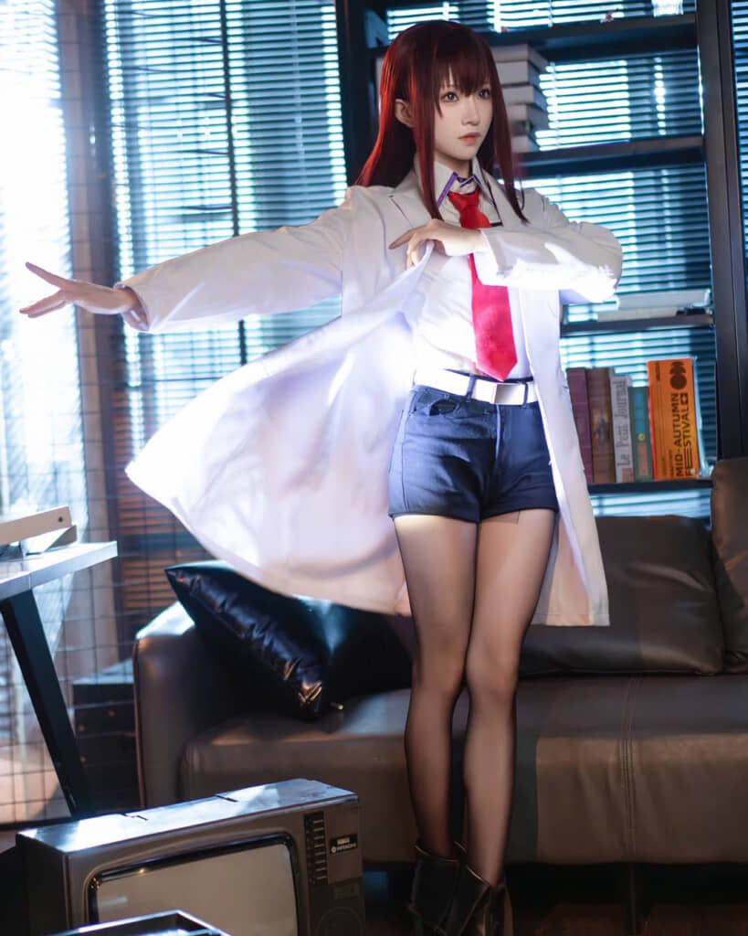 白衣を羽織る姿も