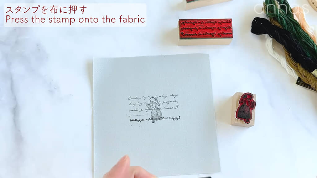 布にスタンプを押します