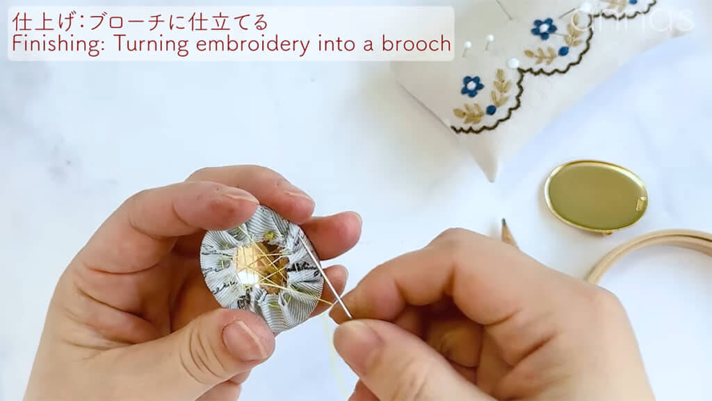 刺しゅうの位置を確認しながら引き詰めて