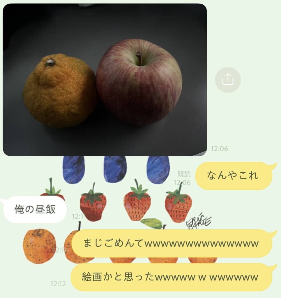 寂しそうなデコポンとりんご