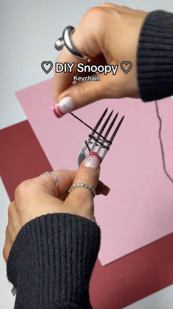 フォークに糸を巻き付けます