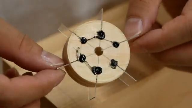 回すと音の鳴るパーツ