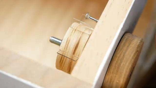 つまみを回すと裏のパーツが回り、PET板が釘に触れて音が鳴る仕組み