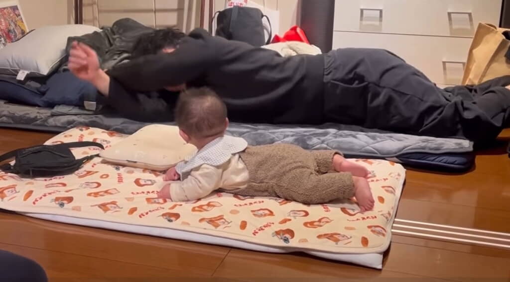 寝返り返りも披露します