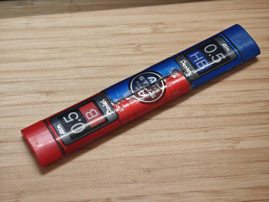 赤と青のケースをニコイチに。例えが古すぎてすみませんが、ものすごく「人造人間キカイダー」です