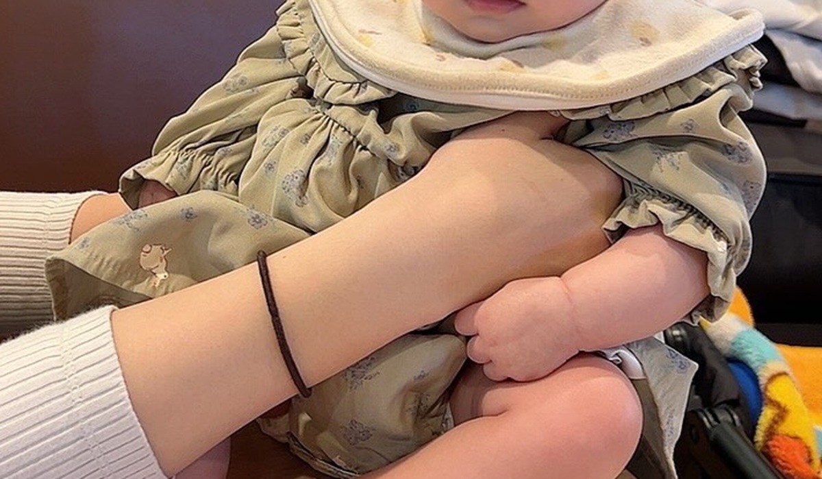 「娘の赤ちゃんの時の瞳がほぼ“五条悟”　六眼ですよねこれ」→目を疑う姿に「すごいすごいすごい！」「どんな美人さんになるのかな」（1/3） | 育児 ねとらぼ