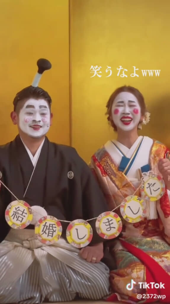 笑いは止まらず