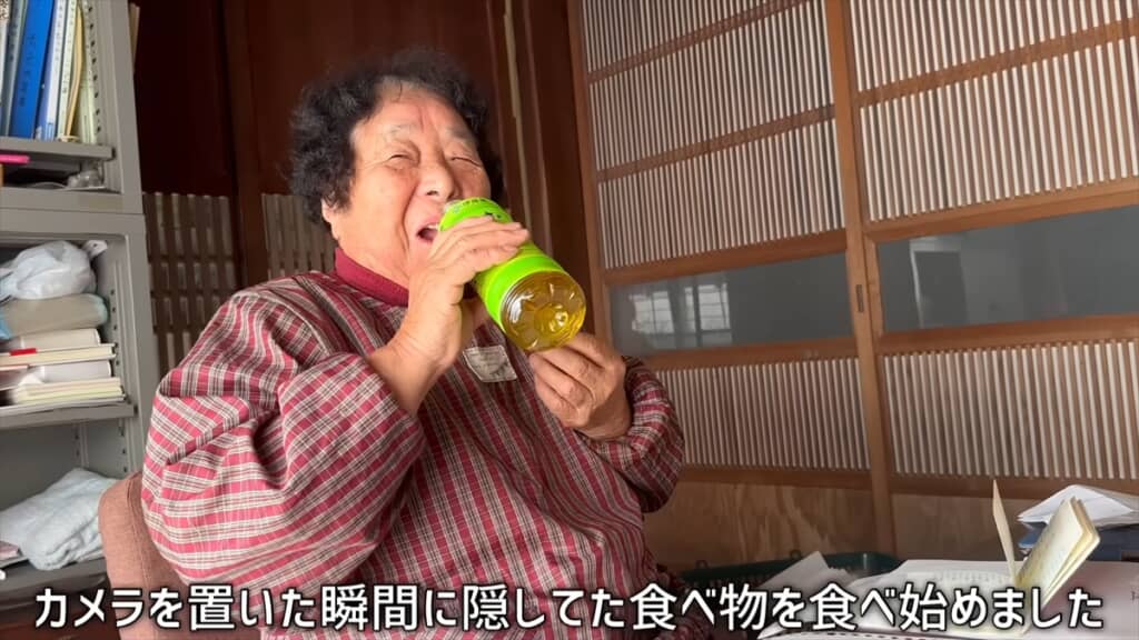 孫が目を離した隙におやつを食べる83歳のおばあちゃん