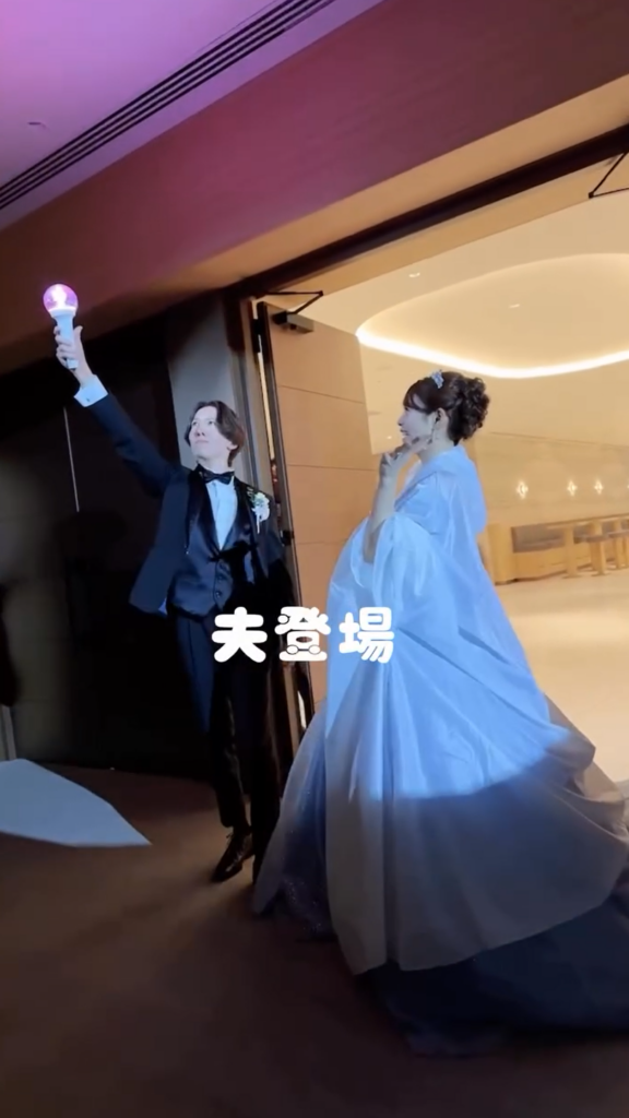 魔法の杖を持った新郎が登場