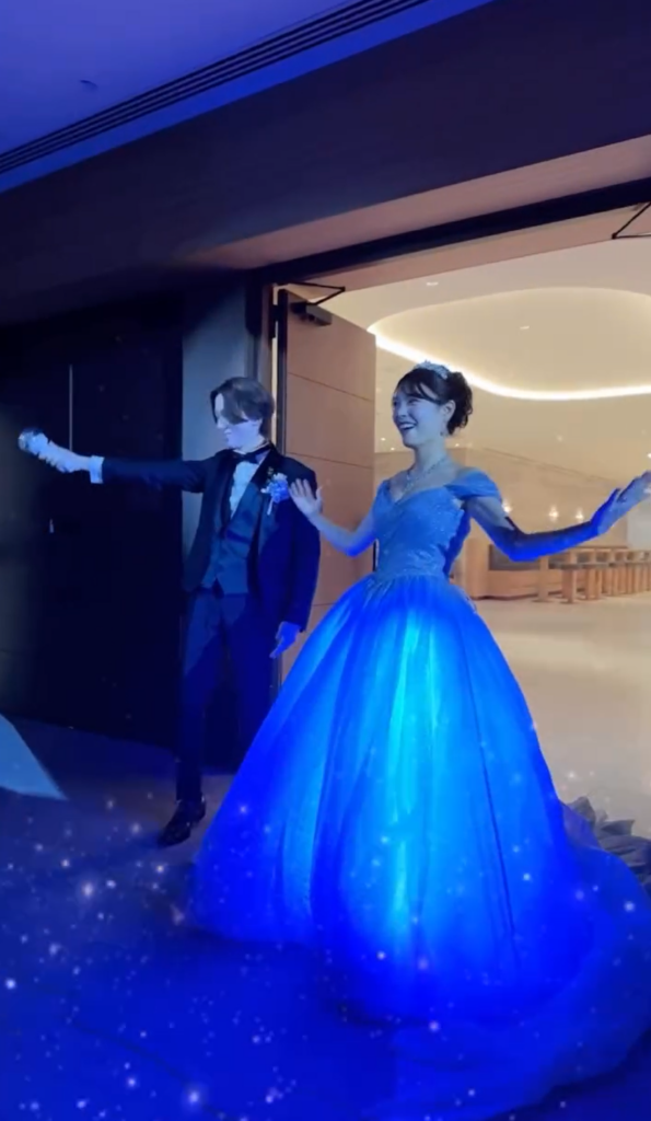 きらめくブルーのドレスに！