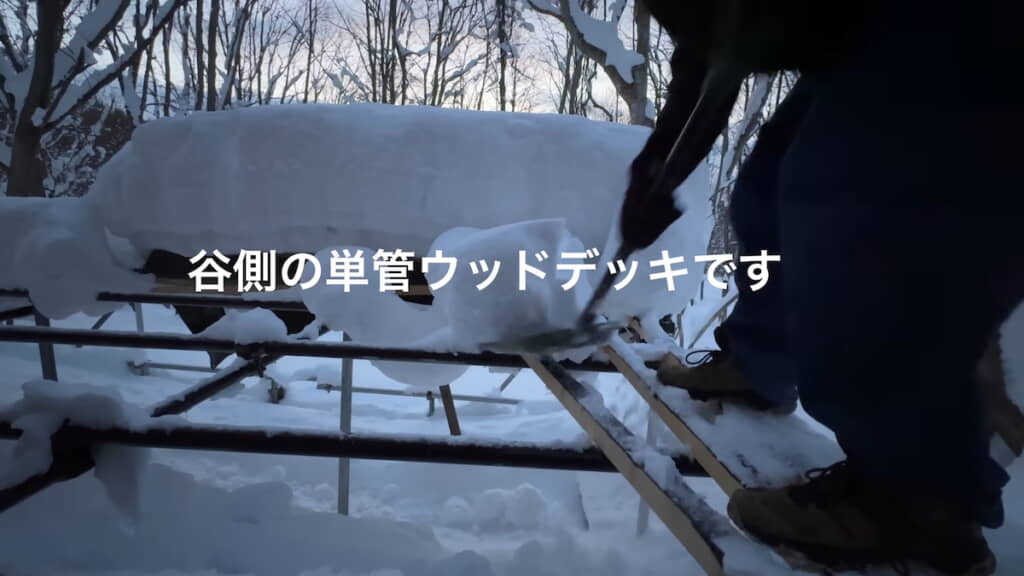 ウッドデッキの雪下ろし