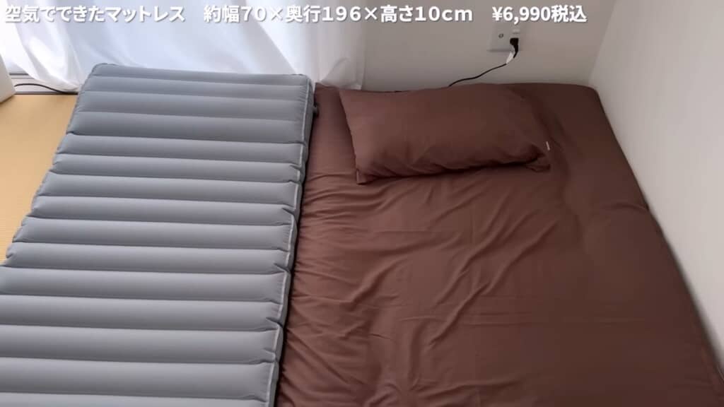 通常の敷布団と並べた「空気でできたマットレス」