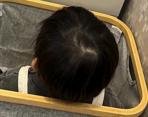 何かを見つめる息子くん