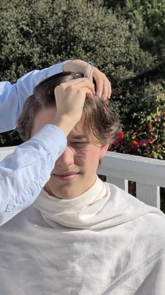 髪を濡らしてヘアクリップで留めます