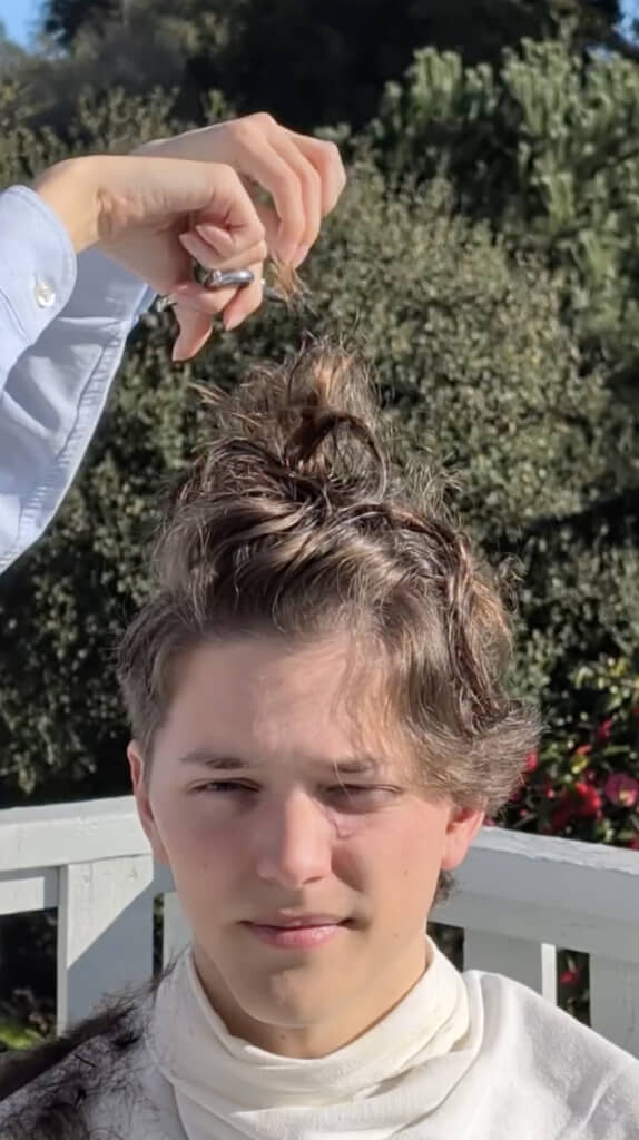 上に引き出すようにしてカット