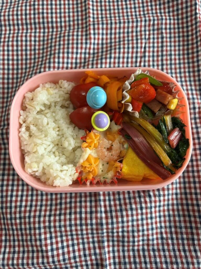 ミニトマトに刺さったピックがいい仕事しています