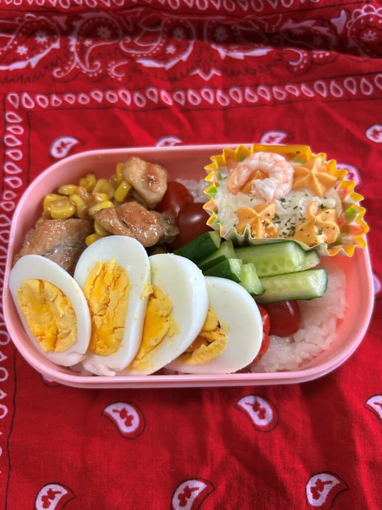 輪切りにしたゆで卵が華やかなお弁当