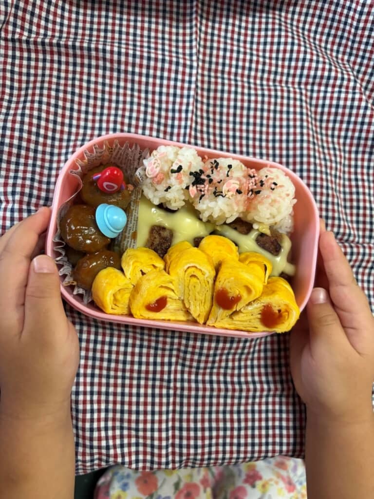 かわいくて美味しそうな卵焼きが目を引きます