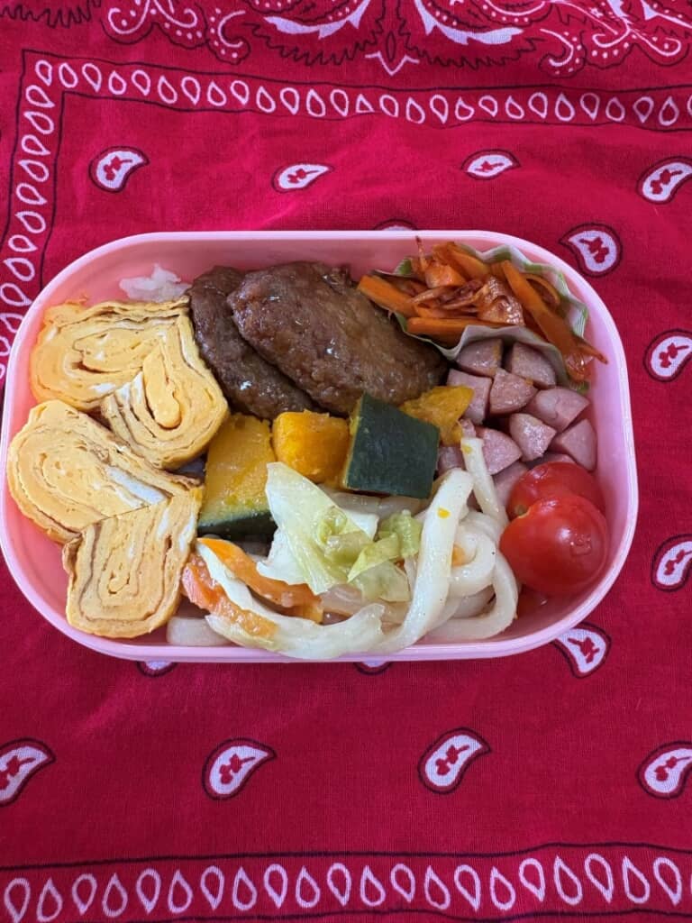 ご飯の上におかずがぎっしり！