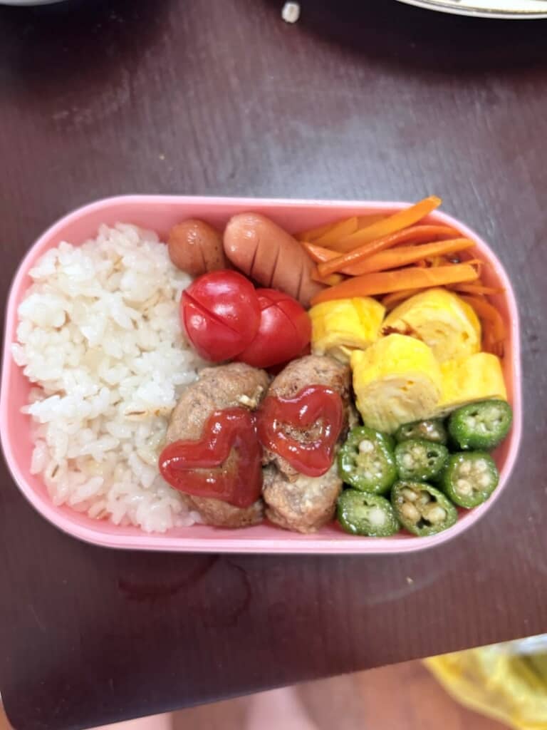 カットして縦に置いたおくらがお花のようです