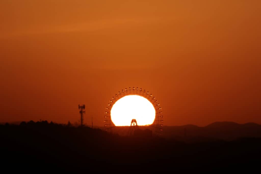 太陽がぴったり観覧車の中にはまっています!