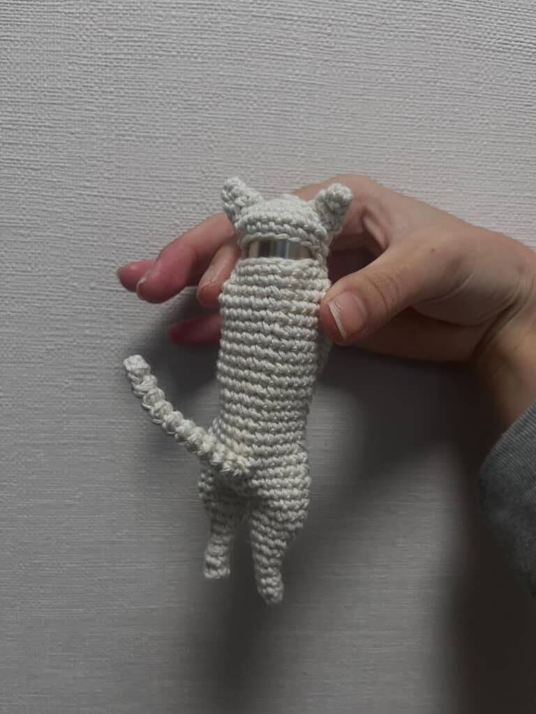 リップは首元から入れます