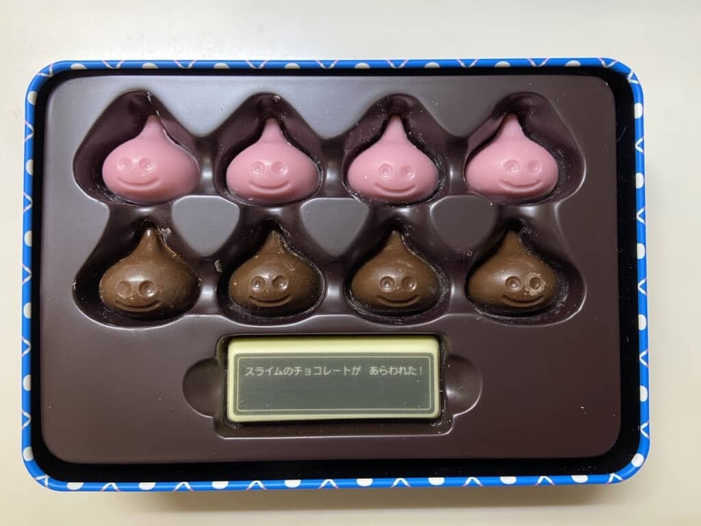 いちご風味とミルクチョコ、さらにプレートのホワイトチョコ入り