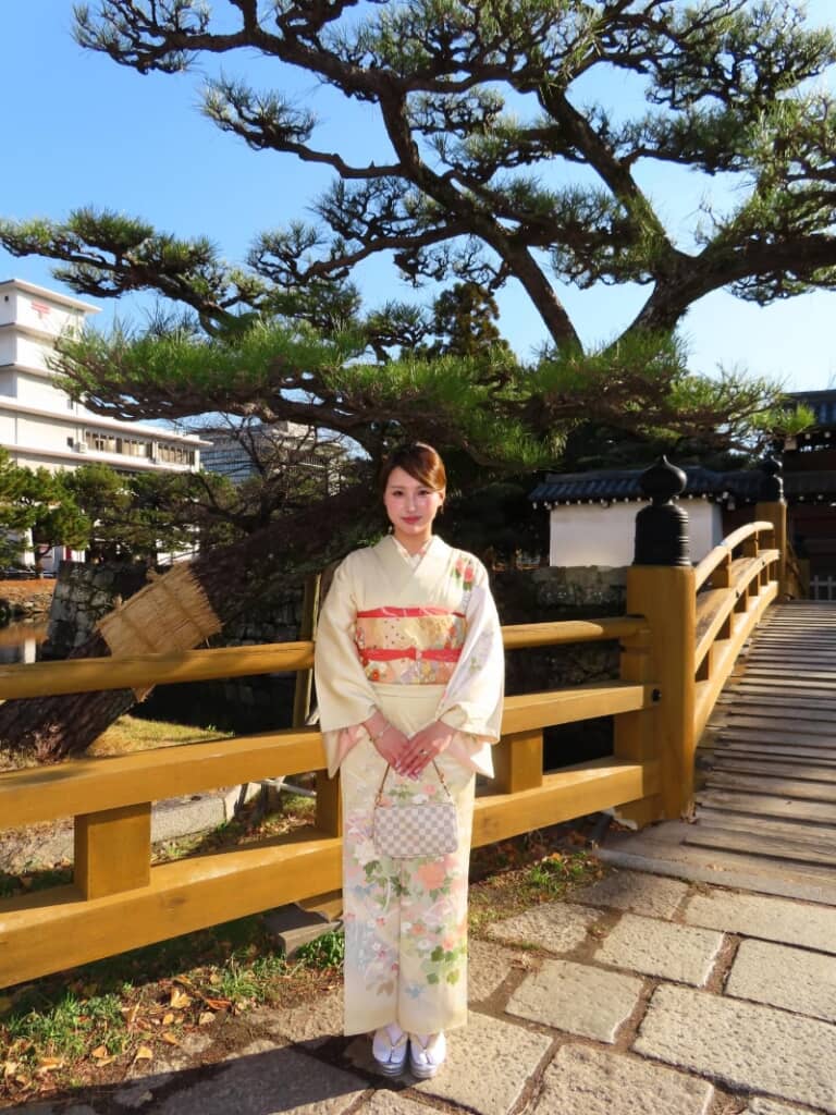 青空の下でさらに華やかな着物姿