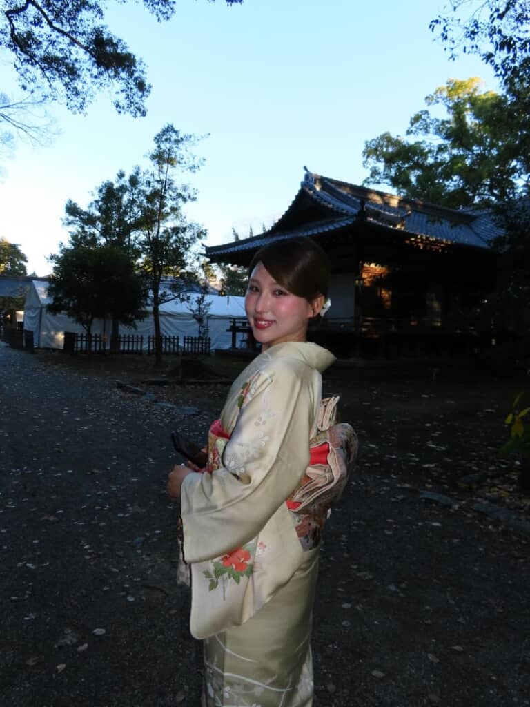 夕暮れになると着物の光沢がより美しいです