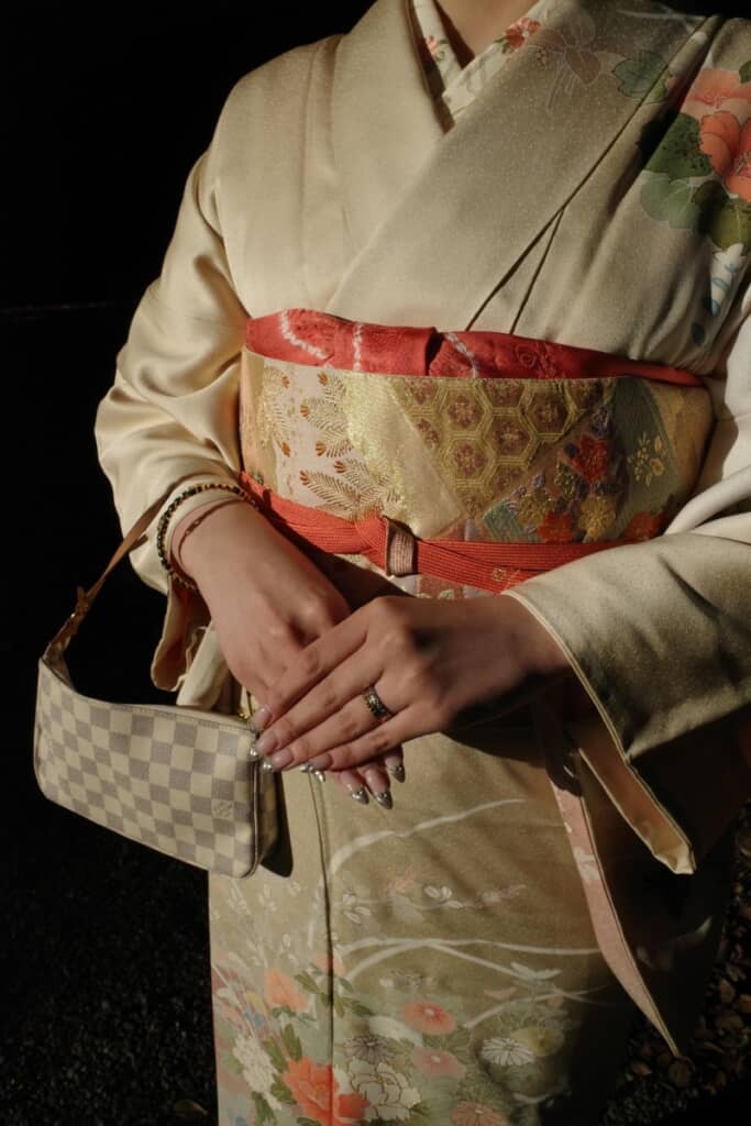 アクセサリーは左薬指のリングとブレスレットのみ