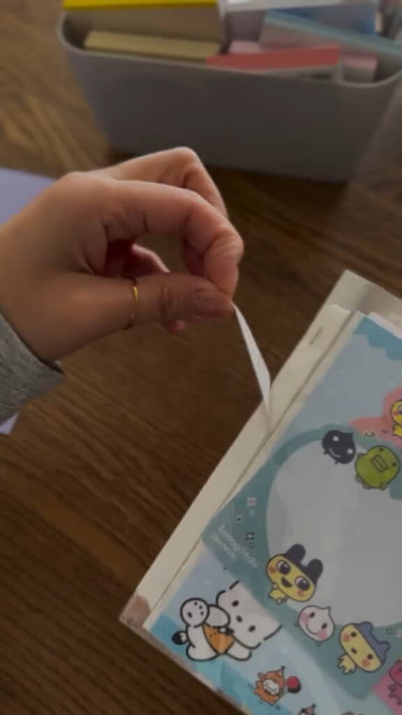 両面テープで各スリーブと表示を1つにくっつける