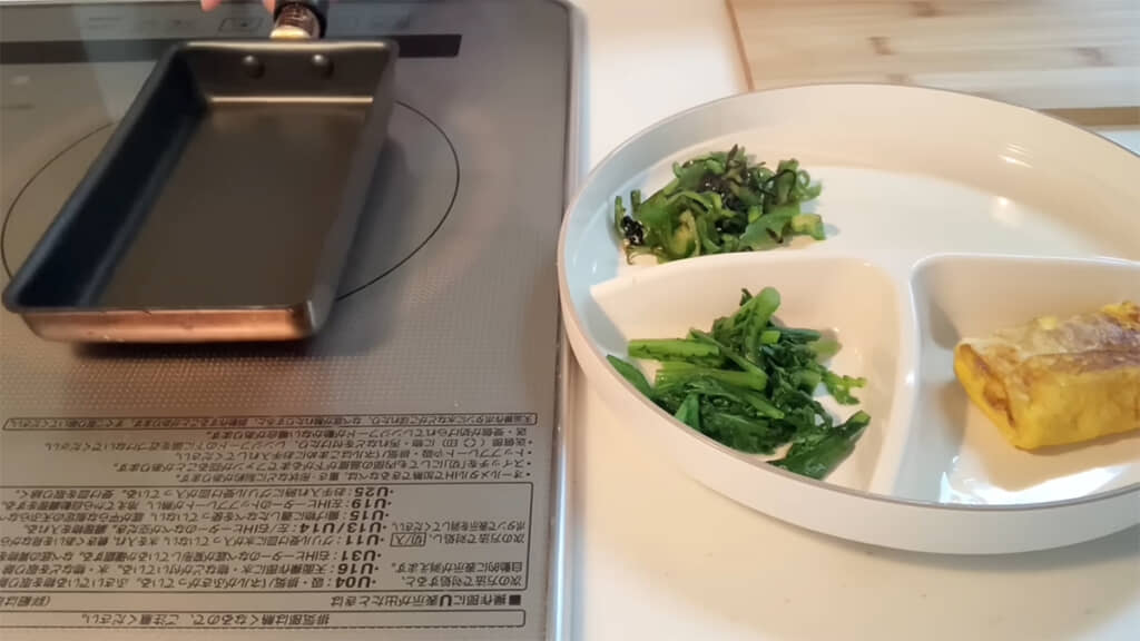 まずは野菜系のおかずと卵焼きを作って