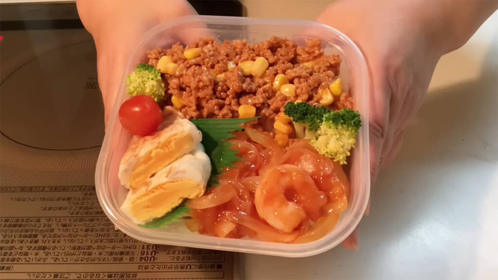 どこから食べるか悩んでしまう、おいしそうなお弁当が完成しました◎