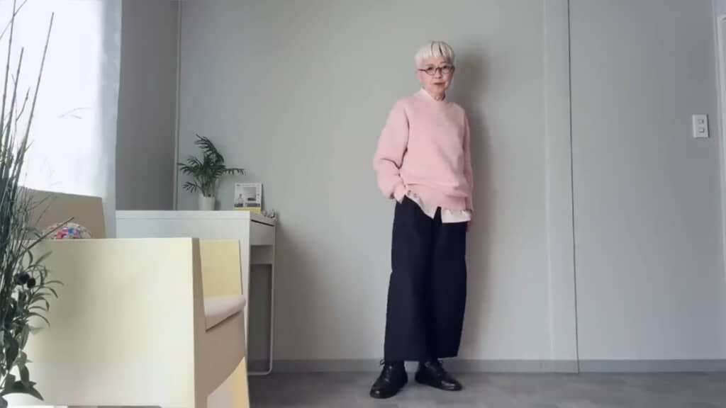 ピンクの「リリヤーンクルーネックセーター」を使ったコーデ