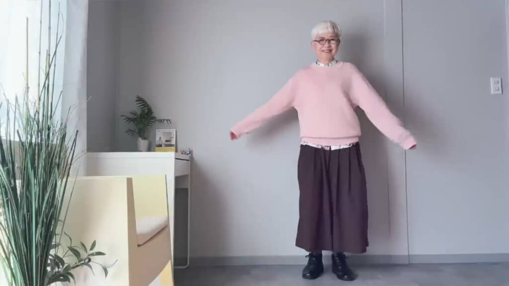 ボトムスをスカート見えするアイテムに変えると一気にフェミニンな印象に