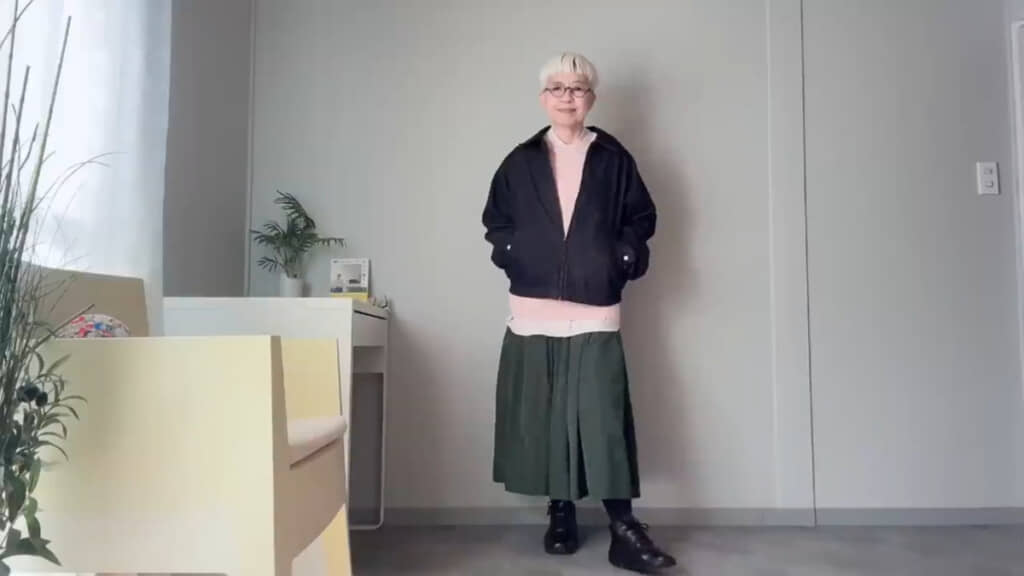 スカートをグリーンに変えて、上に羽織ったツイルジャケットのジップをとめた着こなしも