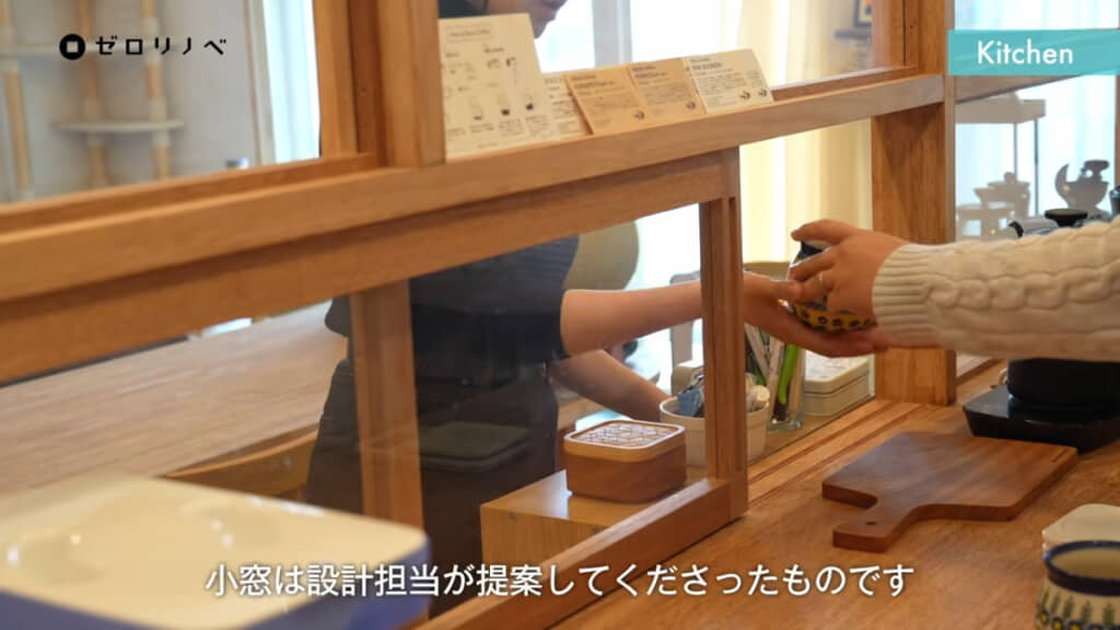 猫ちゃんを気にせず物をやり取りできる小窓