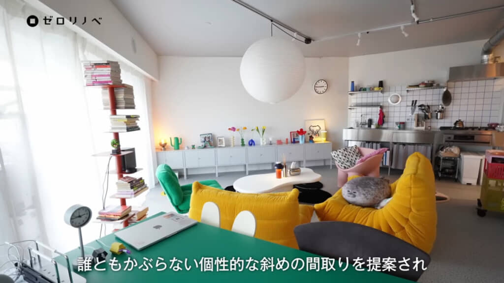 カラフルな家具を主役に