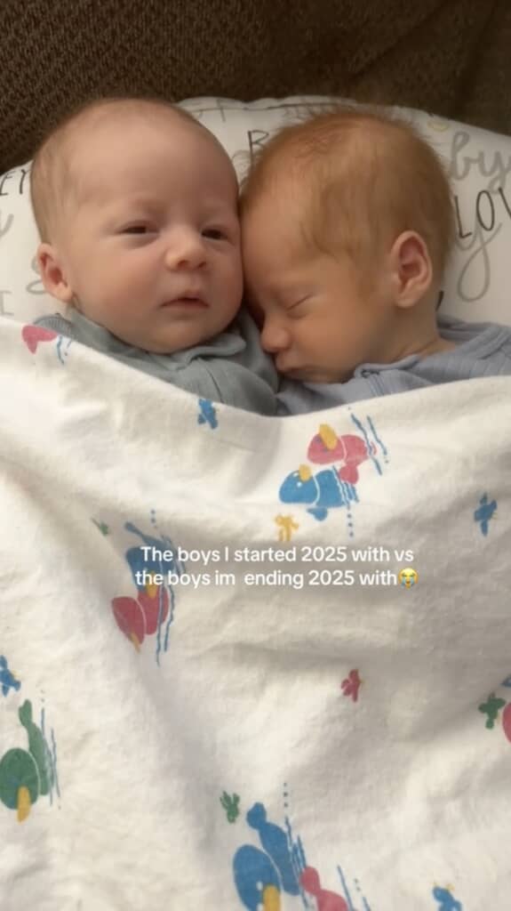 2025年の初め、まだ生まれたばかりの双子の赤ちゃん