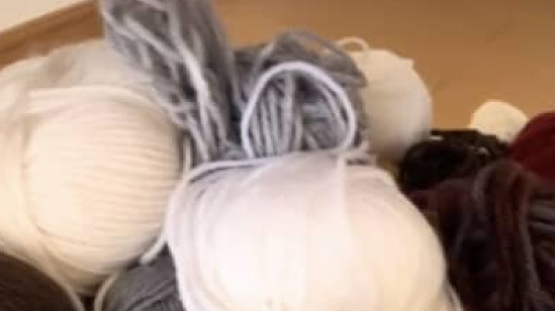 中途半端に余った毛糸→1段かぎ針で編むだけで……　“アレンジ無限大”な完成品が180万再生「作ってみたい！」「ビーズに合わせたい」（1/4） | 編み物 ねとらぼ