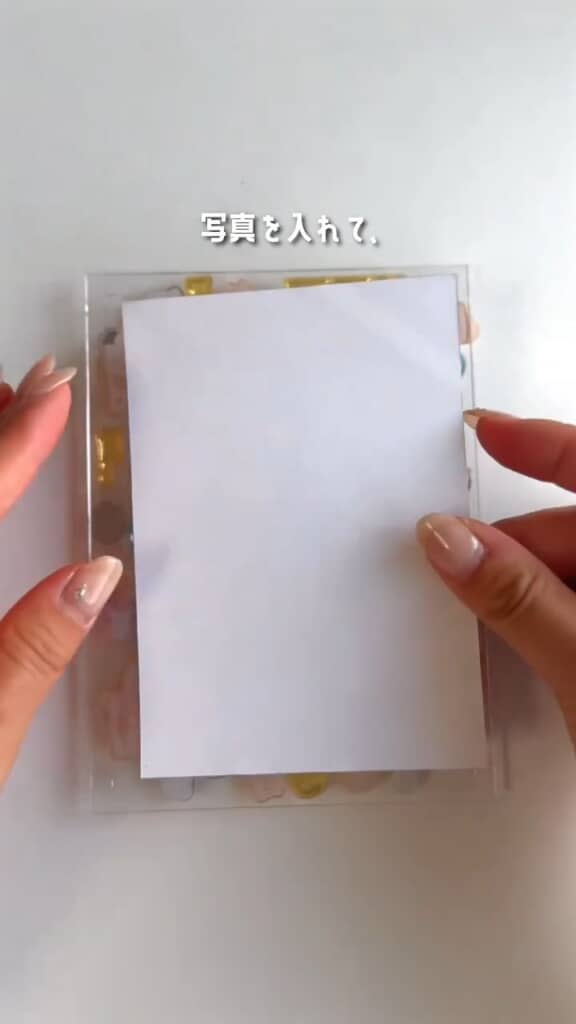 裏側から写真を当てて……