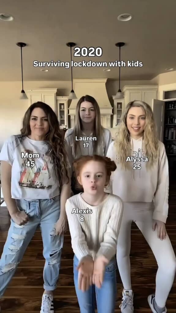 2020年の4人。ママの若い見た目ゆえ、一見すると4人姉妹かと思ってしまいそう