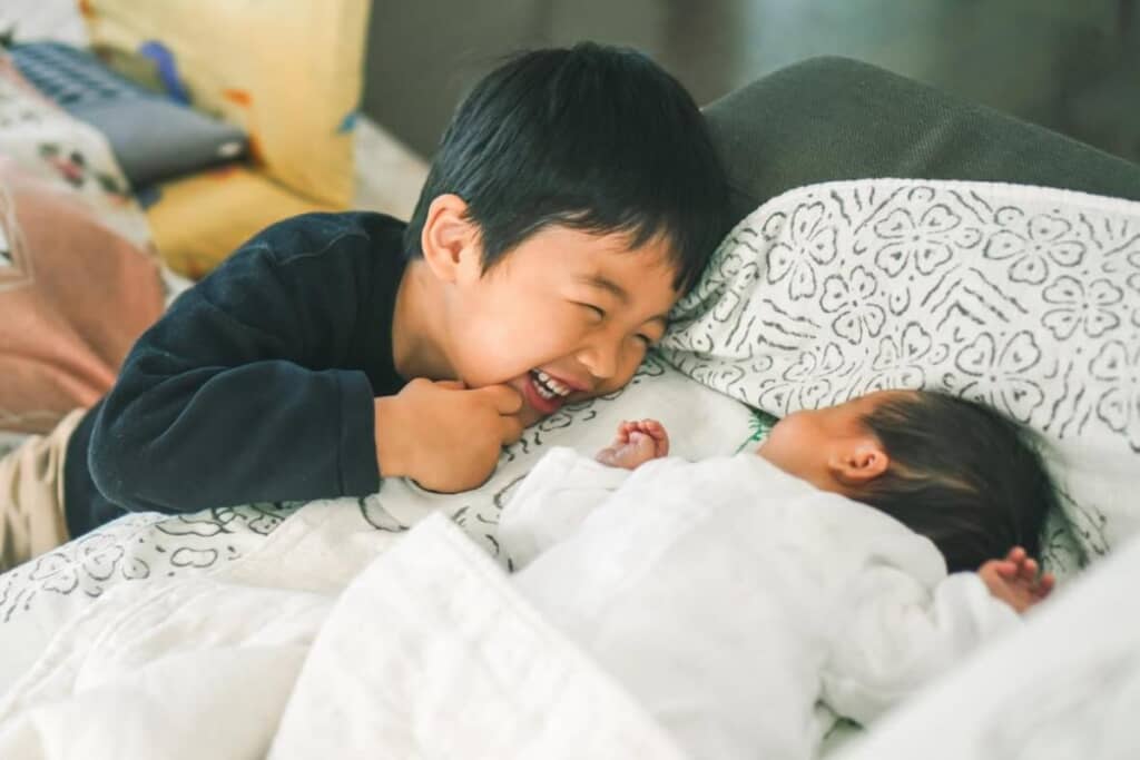 ニコニコ笑顔で妹ちゃんを見守るお兄ちゃん