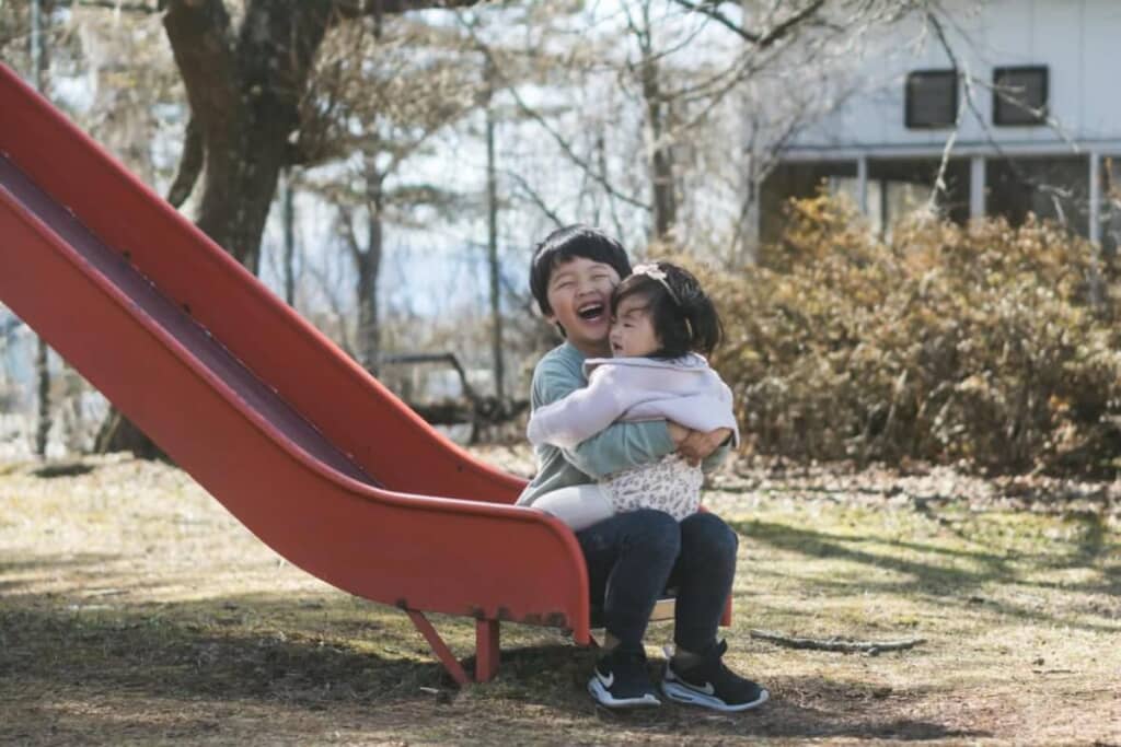一緒に滑り台に挑戦