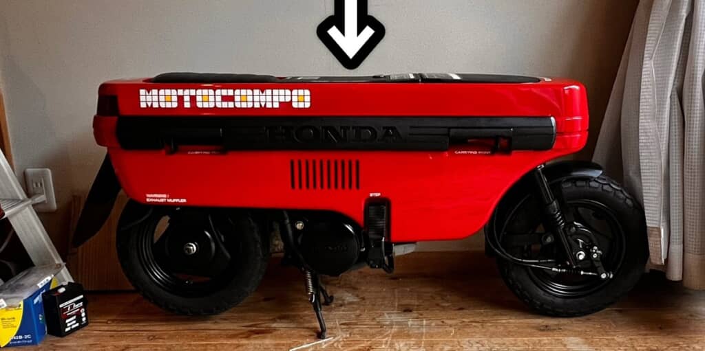 模様付きの布に隠されていたホンダのモトコンポ